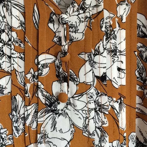 fun2fun V-Neck Floral Blouse in Size M - Picture 5 of 8